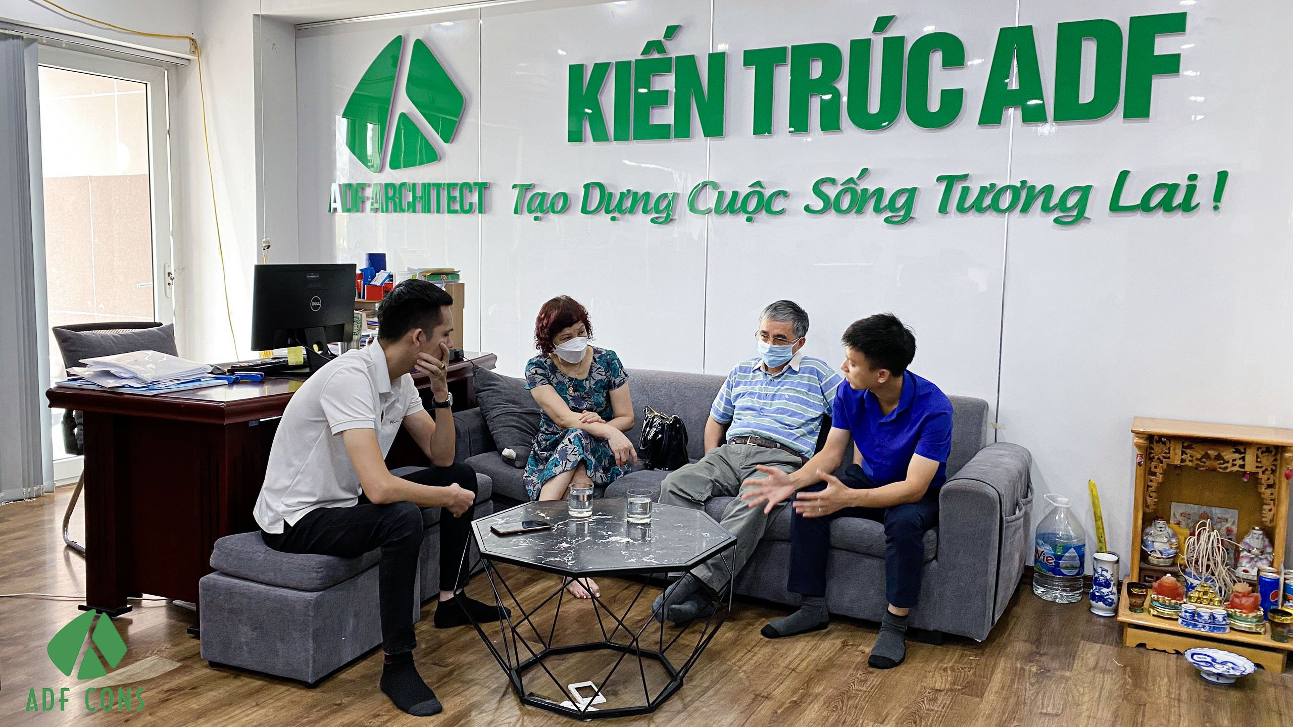 Các KTS ADF giải đáp toàn bộ thắc mắc cho khách hàng tại Văn phòng ở Hà Nội