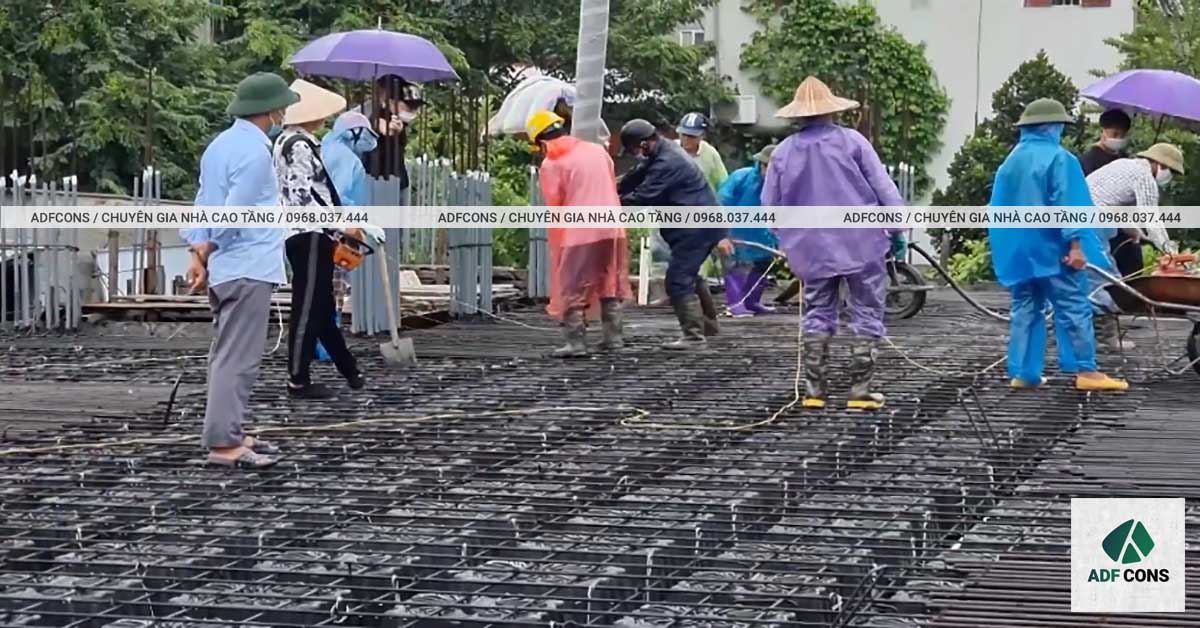 Dù trời mưa, tuy nhiên đội ngũ công nhân của ADF vẫn chăm chỉ thi công để đảm bảo tiến độ thi công