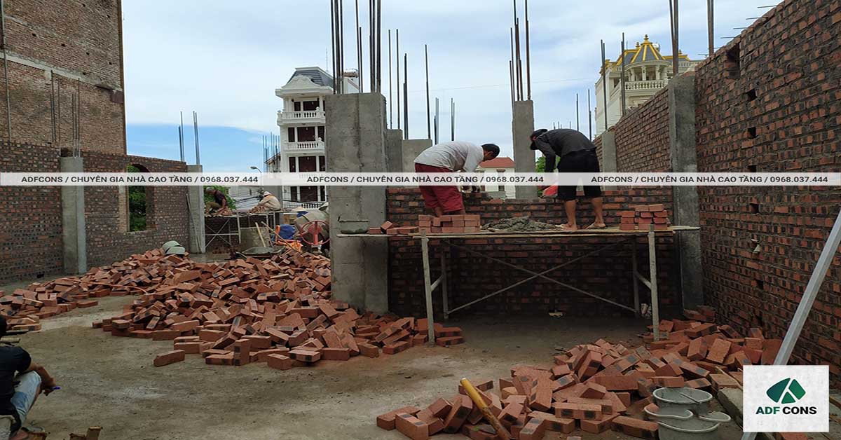 Công nhân ADF thực hiện công tác xây tường cho công trình khách sạn 9 tầng tại Lạng Sơn