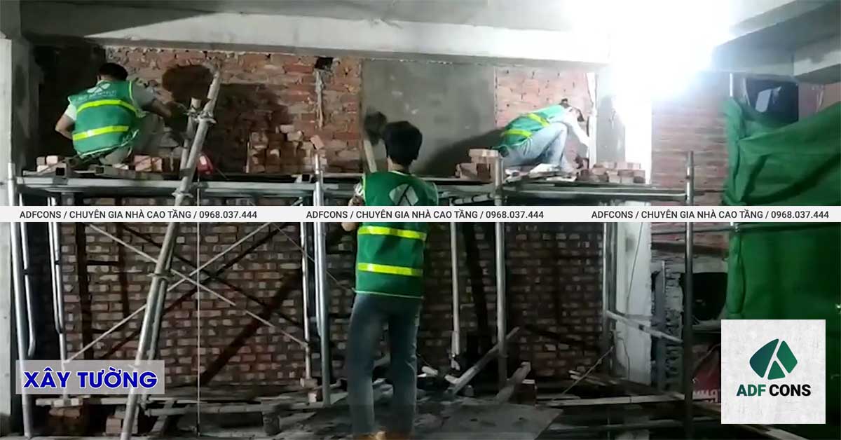 Hình ảnh thực tế đội ngũ thợ xây đang tiến hành trát tường tại công trình