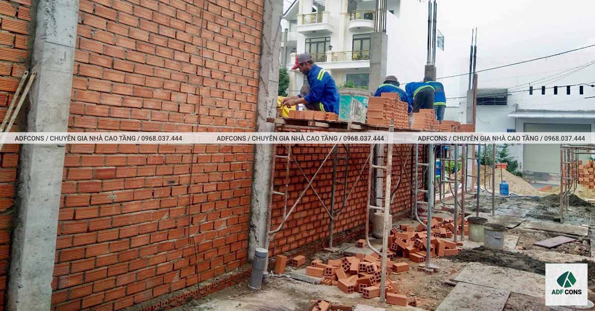 Hình ảnh thực tế công nhân thực hiện công đoạn xây tường cho công trình