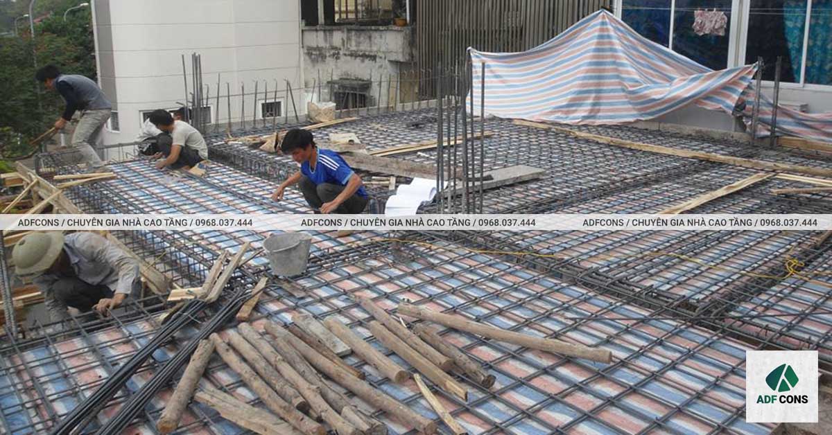 Hình ảnh thực tế công nhân thực hiện lắp dựng thép sàn cho công trình tòa nhà 8 tầng chị Hương - Văn Cao