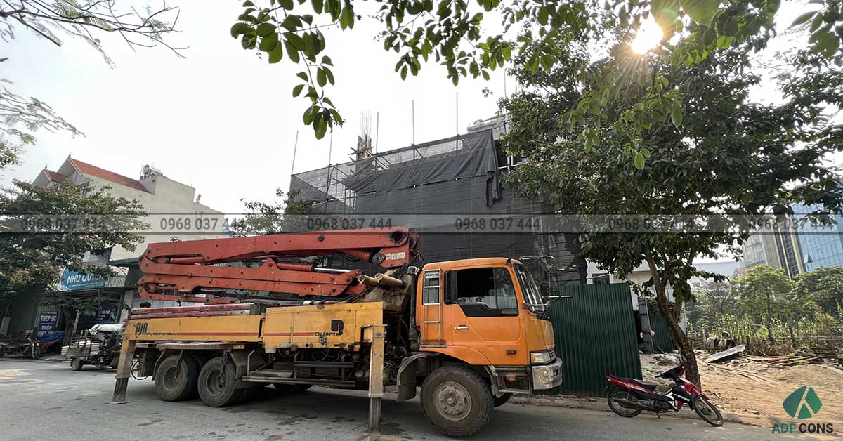 Chuẩn bị đổ bê tông cột cho dự án tòa nhà văn phòng Việt Thái