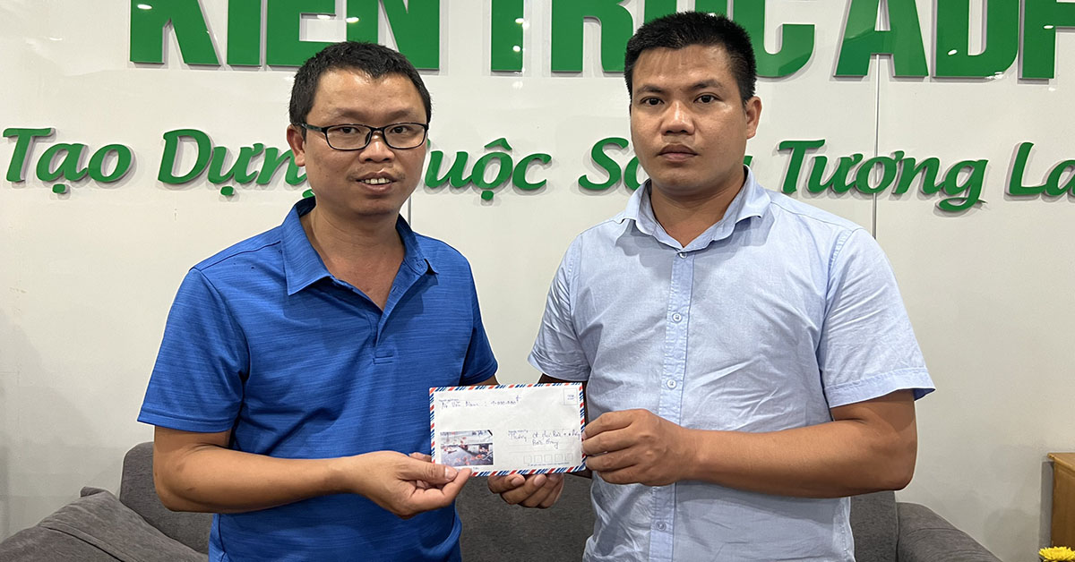 Trao thưởng nhân viên xuất sắc tháng 6-2022 cho anh Bùi Văn Nam
